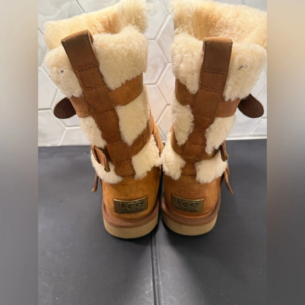Ugg Woman’s Beckett Boots Sz 6 Chestnut Brown Leather Strap Closure Sheepskin